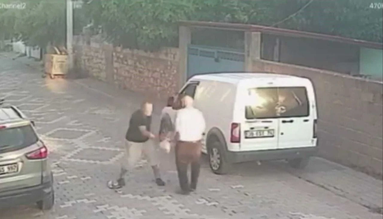 Önünü kestiği adamı öldüresiye dövdü! Önce tokat attı, sonra sopayla saldırdı