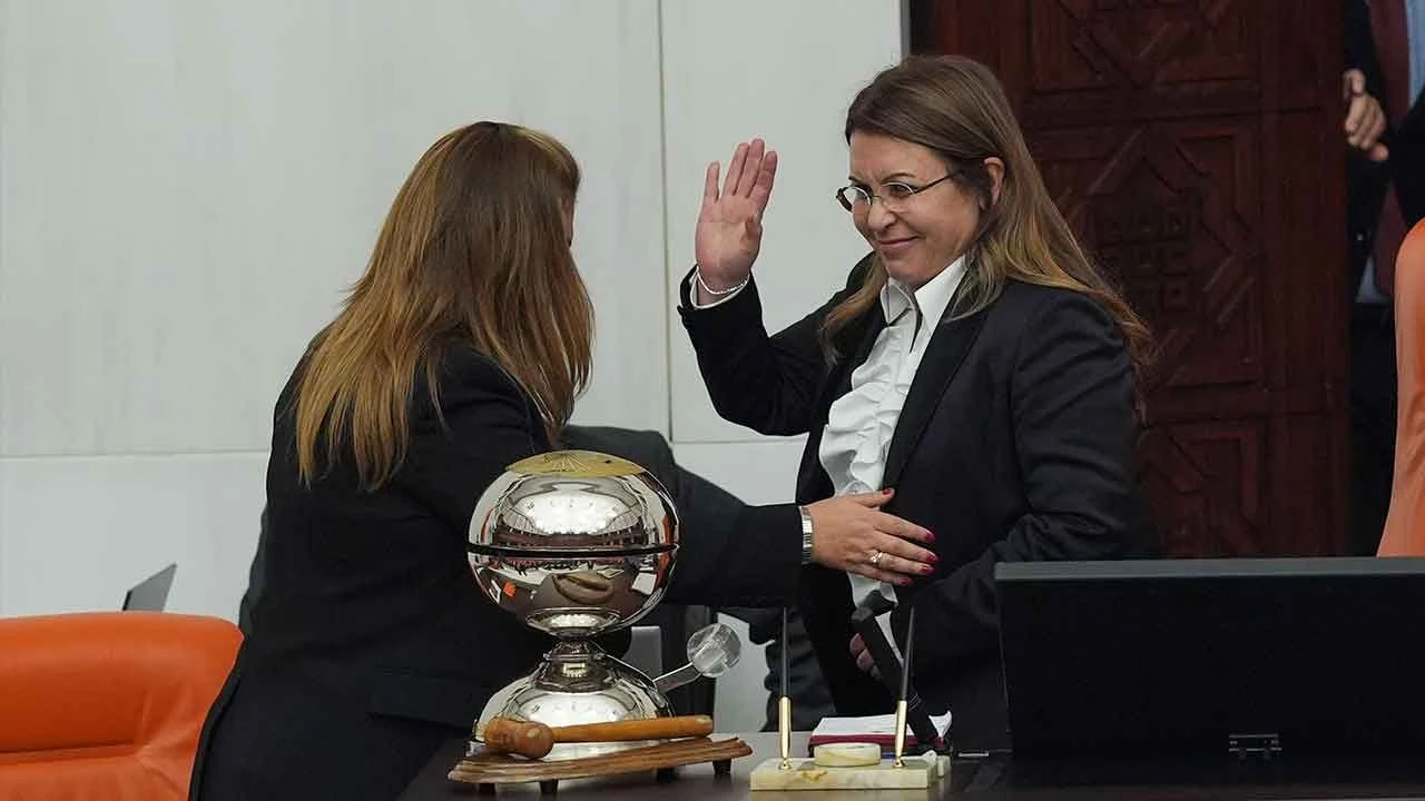 TBMM Başkanvekili hastaneye kaldırıldı, Genel Kurul ertelendi