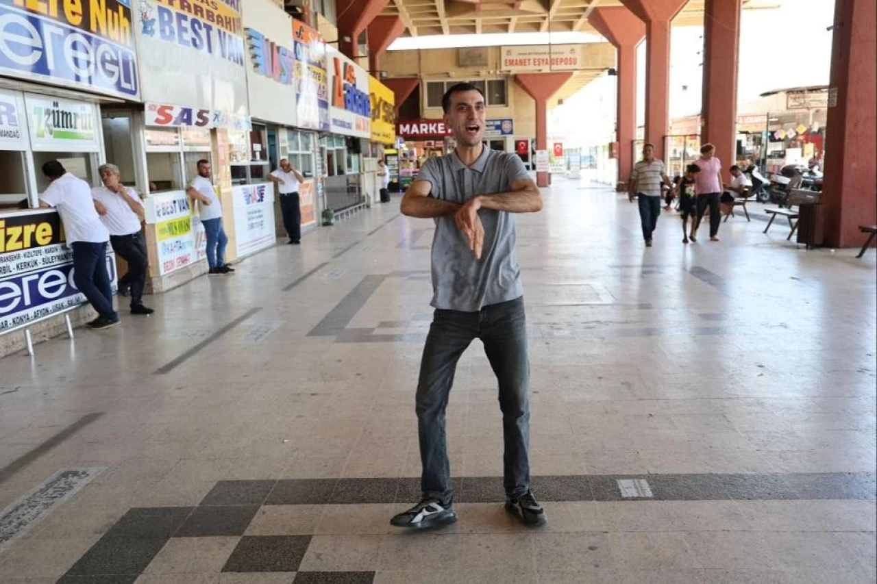 Telefon çalsa oynamaya başlıyor! Oynak Ferit görenleri hayrete düşürüyor: "Dayanamıyorum" - 2. Resim