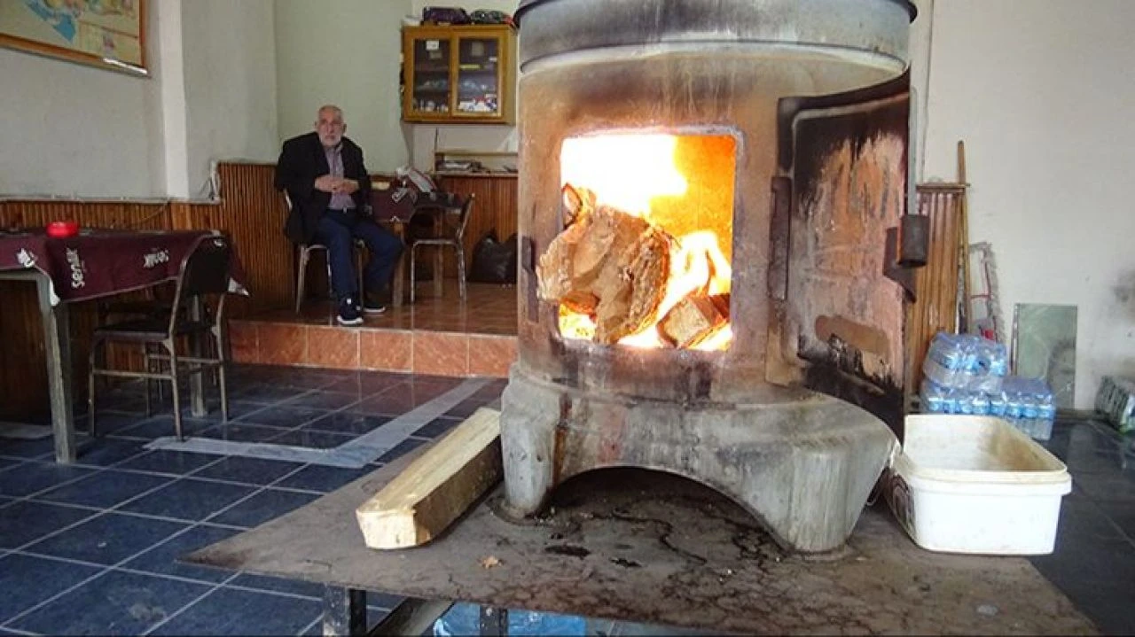 Adana'nın sıcağından kaçıp Kars'a gelen aile isyan etti! Soba yakıyoruz burada da durulmaz - 2. Resim