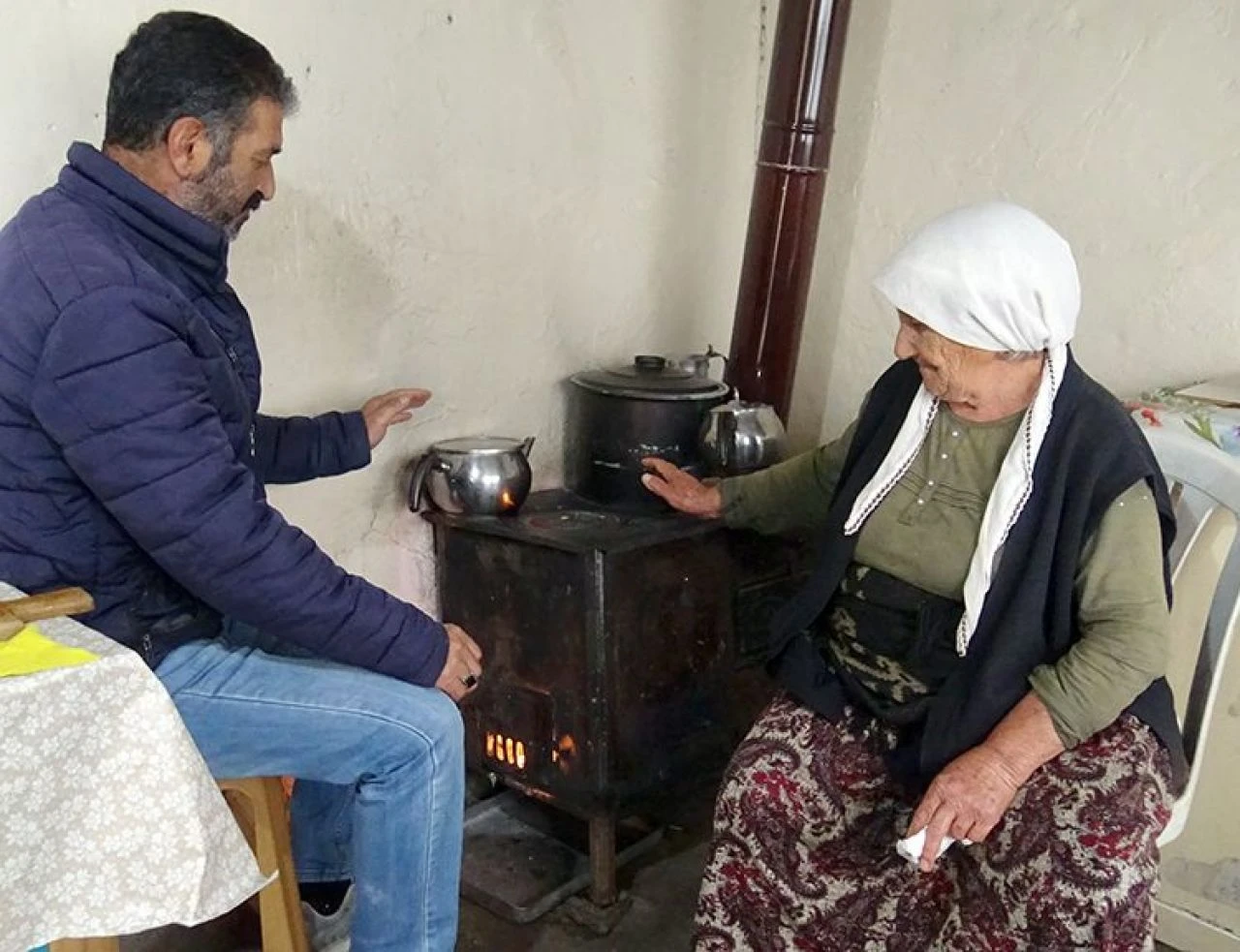 Adana'nın sıcağından kaçıp Kars'a gelen aile isyan etti! Soba yakıyoruz burada da durulmaz - 3. Resim