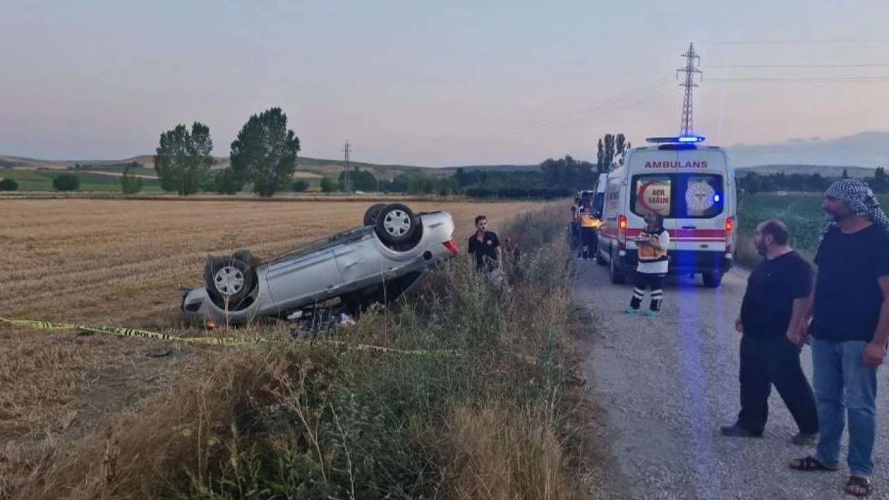 Çorum’da virajı alamayan araç tarlaya uçtu: Ölü ve yaralılar var! - 1. Resim