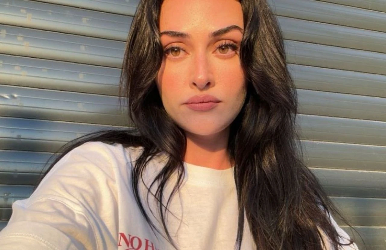 Esra Bilgiç yeni fotoğraflarını paylaştı, ünlü isimden yorum gecikmedi