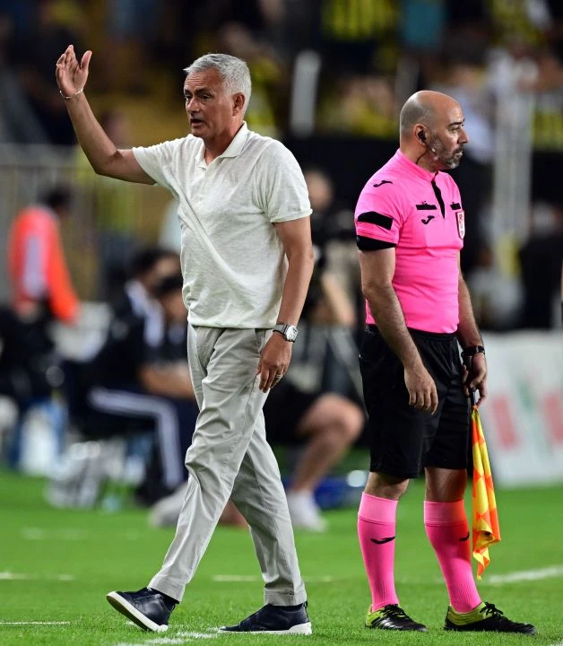 Fenerbahçe Kadıköy'de Jose Mourinho ile ilk maçına çıktı, yine mimikleri dikkat çekti - 3. Resim