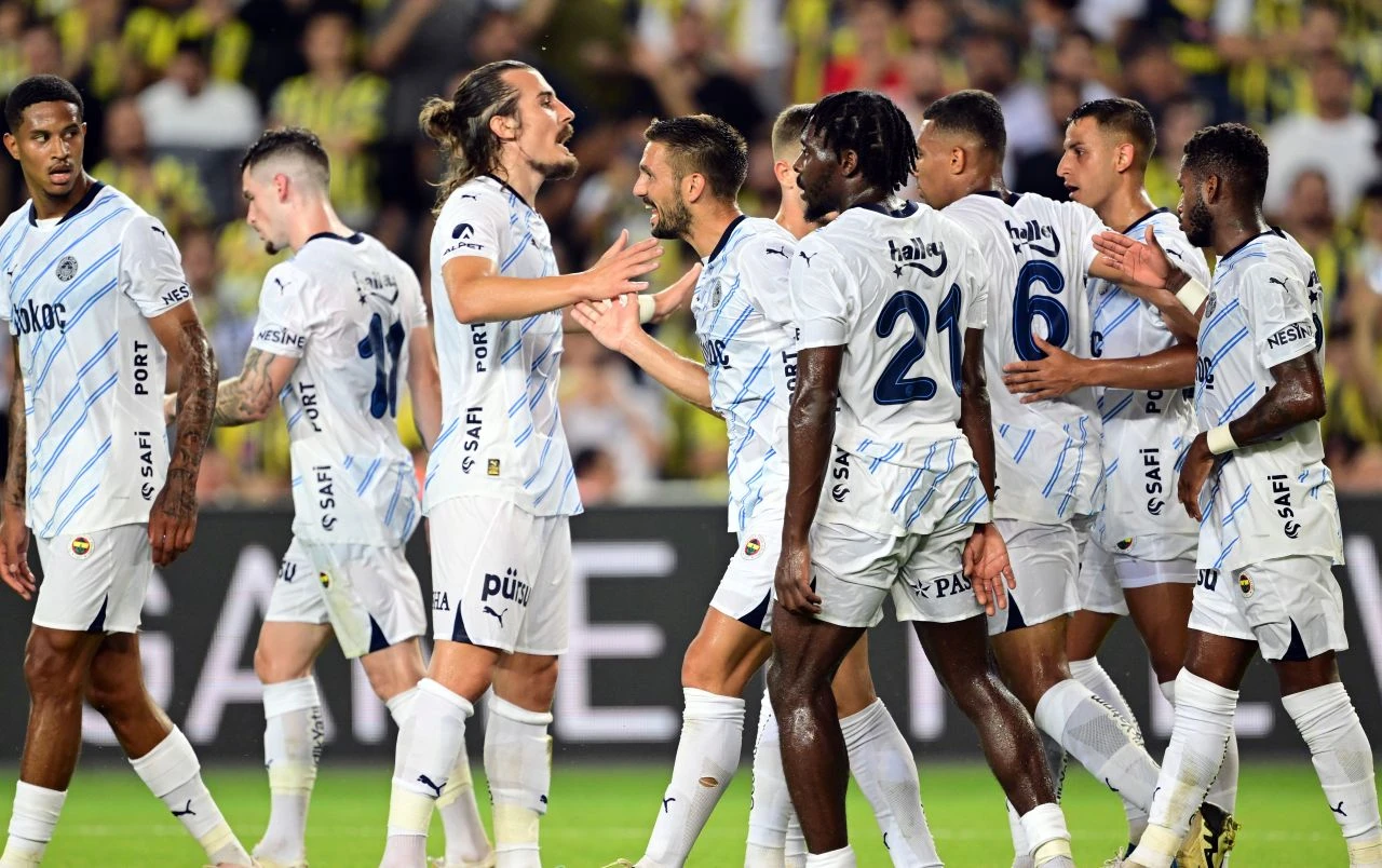 Fenerbahçe Kadıköy'de Jose Mourinho ile ilk maçına çıktı, yine mimikleri dikkat çekti - 2. Resim