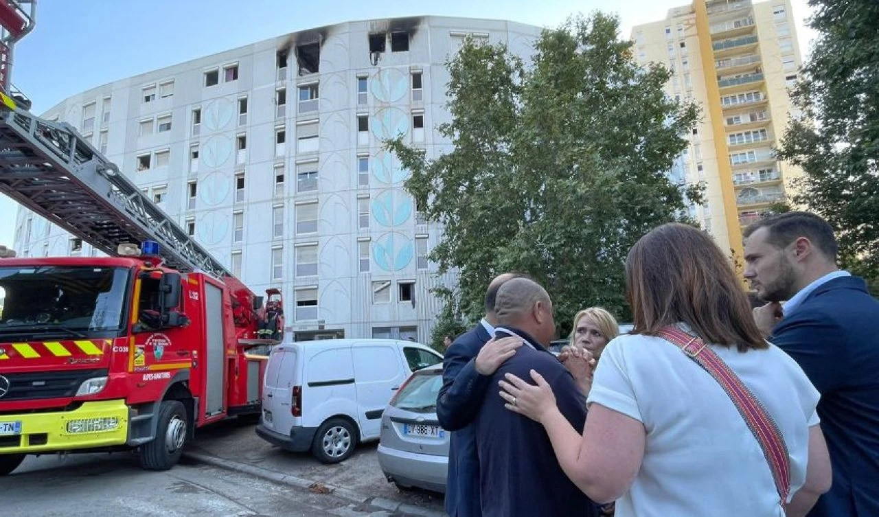 Fransa'da 7 katlı binada yangın! Çok sayıda ölü ve yaralı var - 1. Resim