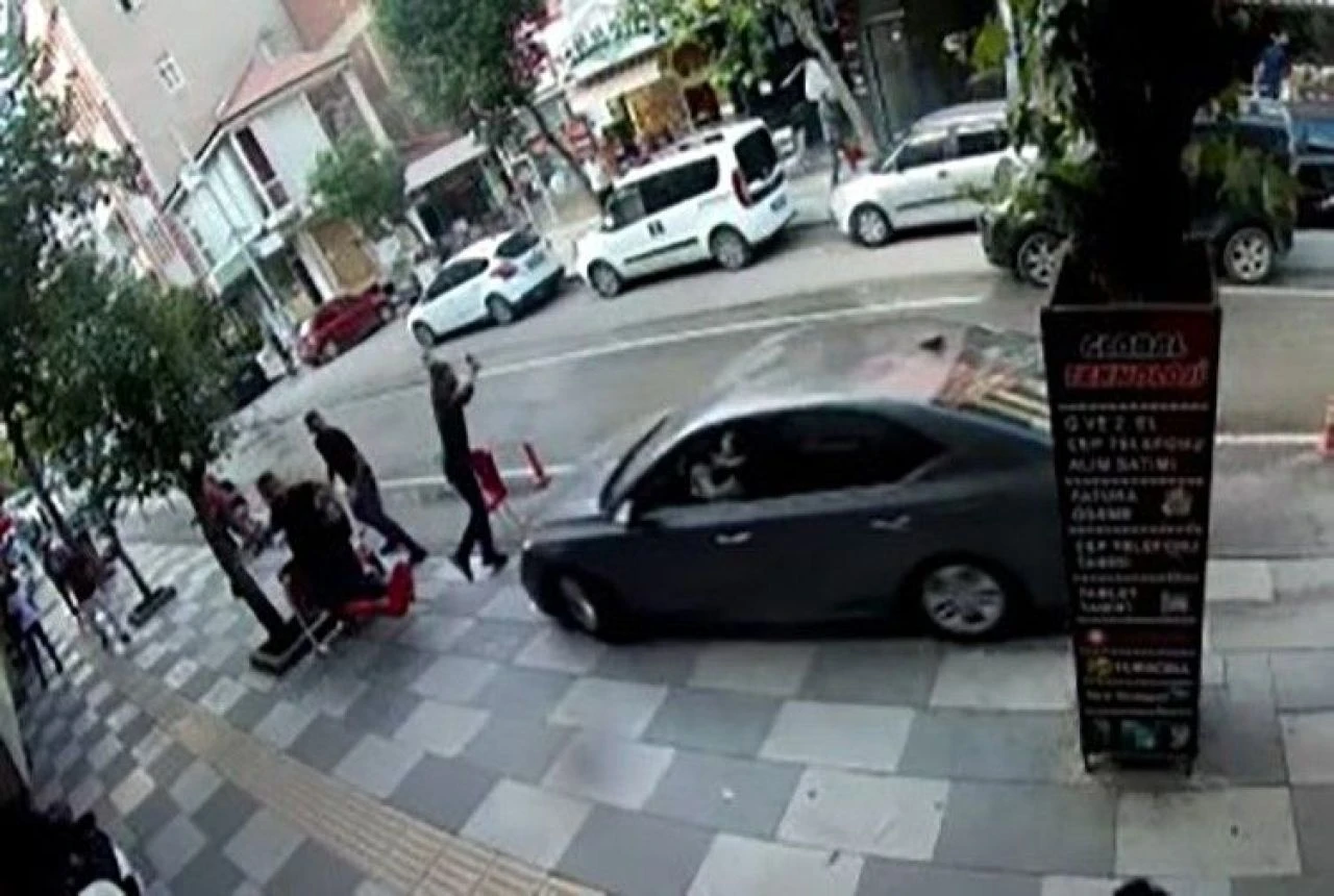 Gazla freni karıştırdı kaldırımdaki yayaların arasına daldı! - 1. Resim