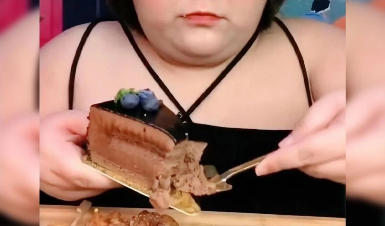 Her gün 10 saat yayın 10 kilo yemek! Genç fenomen canlı yayında hayatını kaybetti - 1. Resim