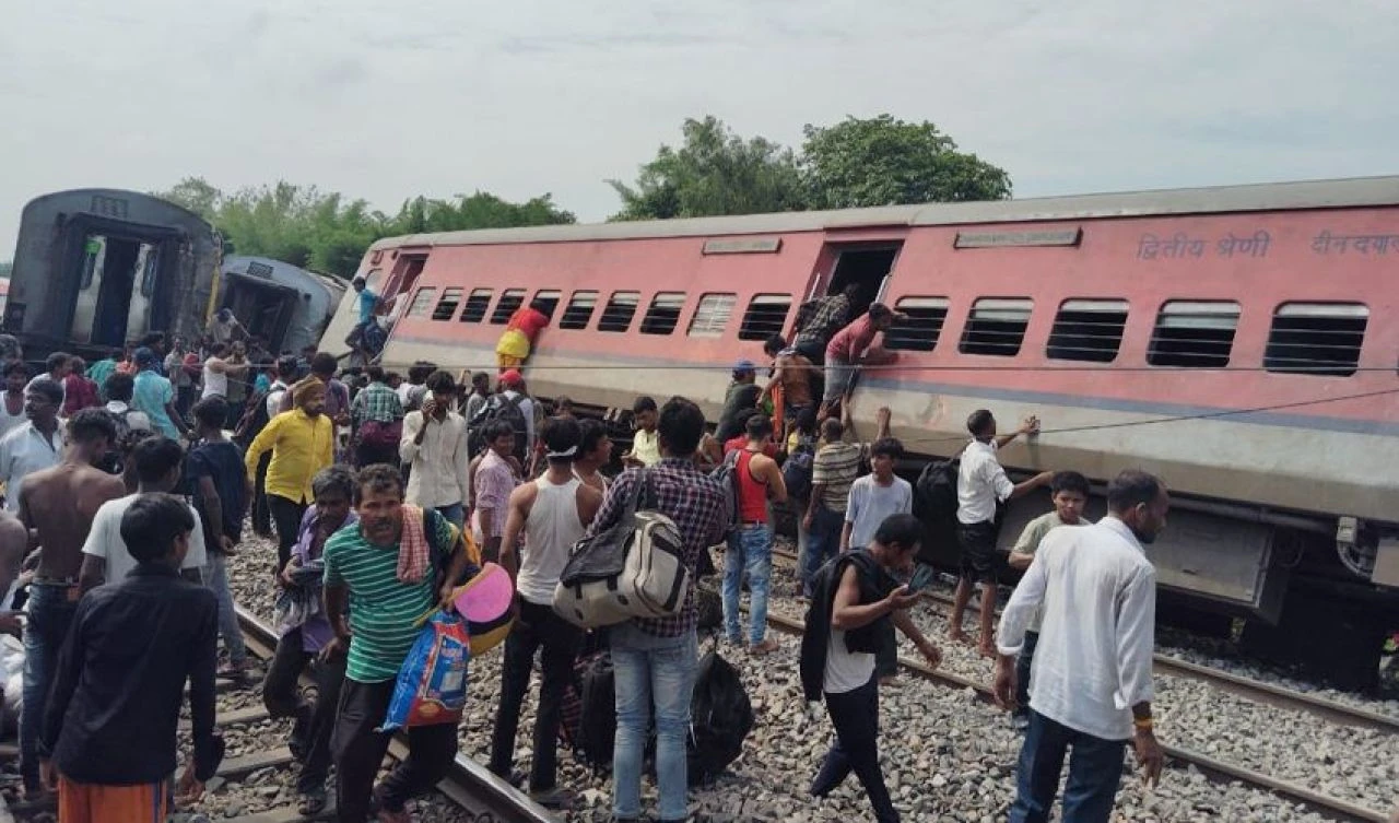 Hindistan’da yolcu treni raydan çıktı: Çok sayıda ölü ve yaralı var