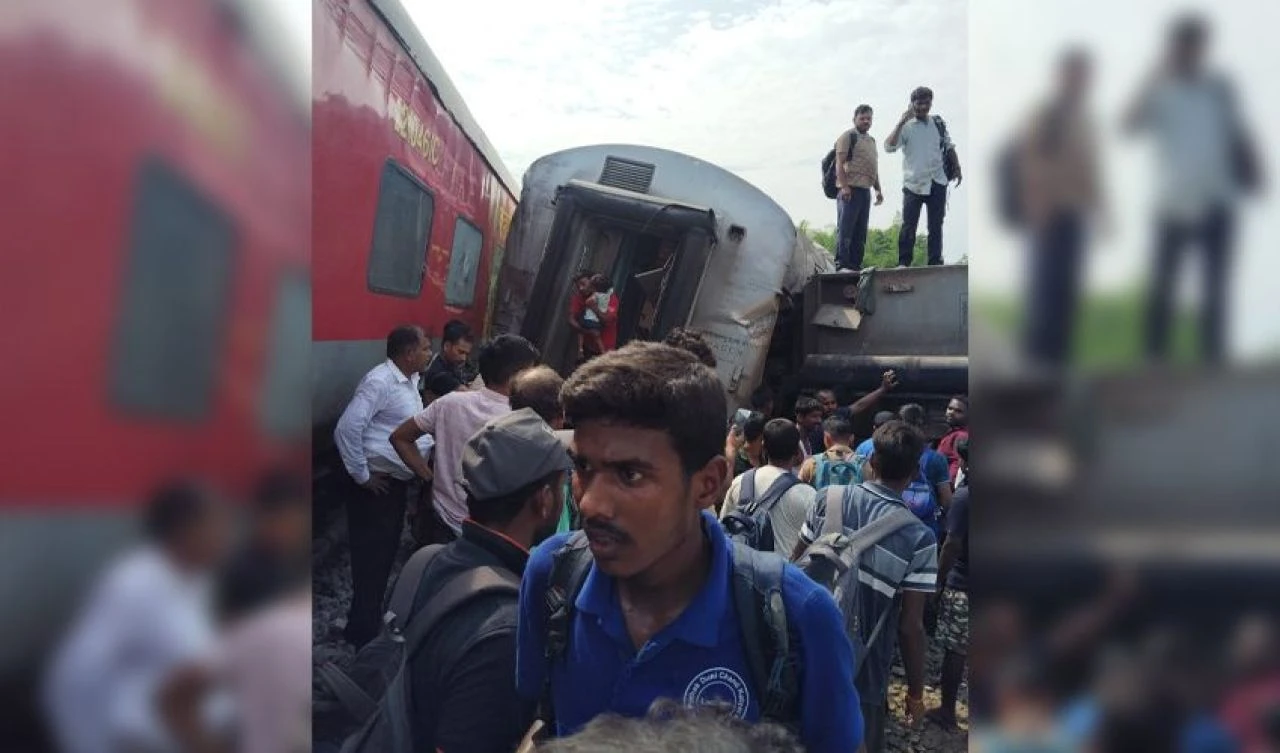 Hindistan’da yolcu treni raydan çıktı: Çok sayıda ölü ve yaralı var