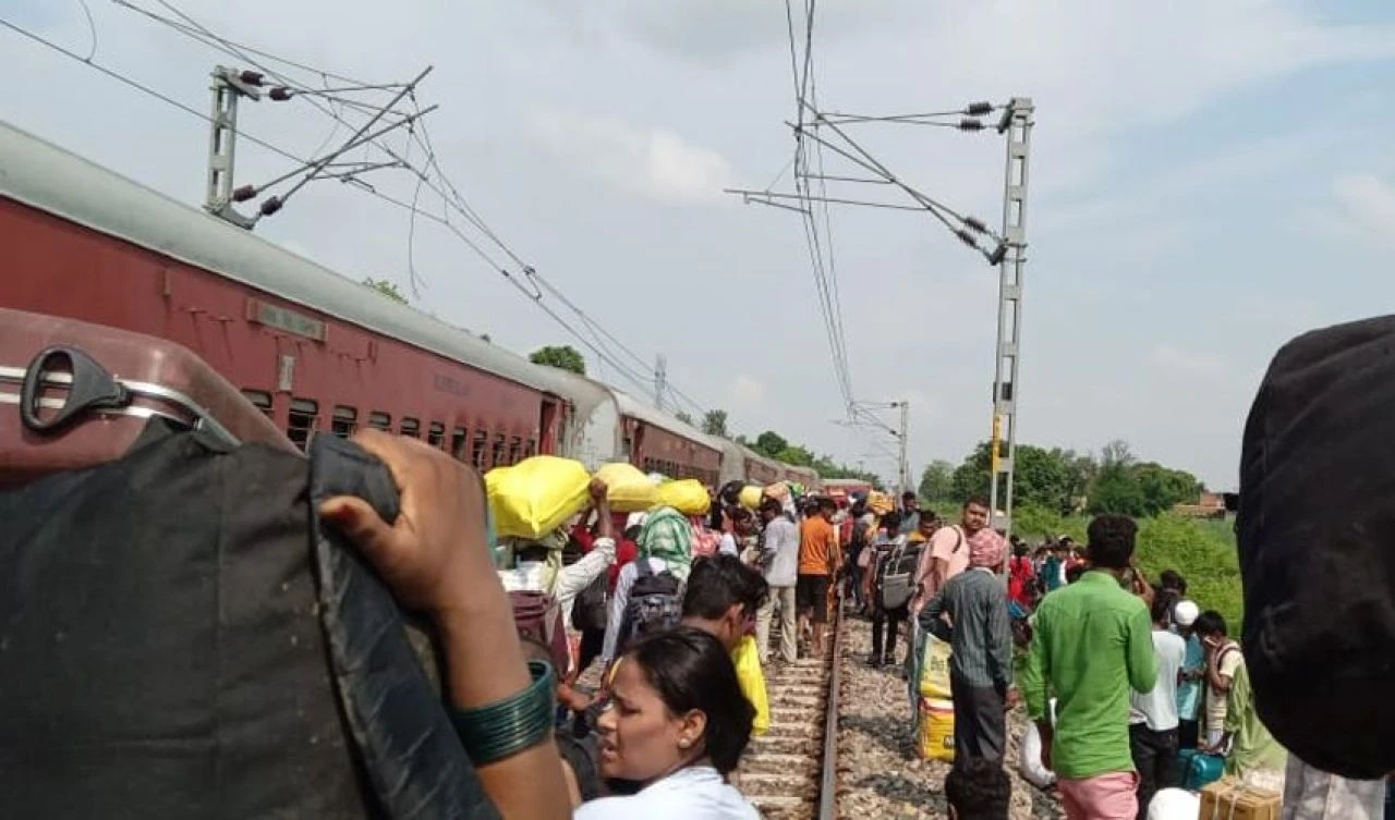 Hindistan’da yolcu treni raydan çıktı: Çok sayıda ölü ve yaralı var