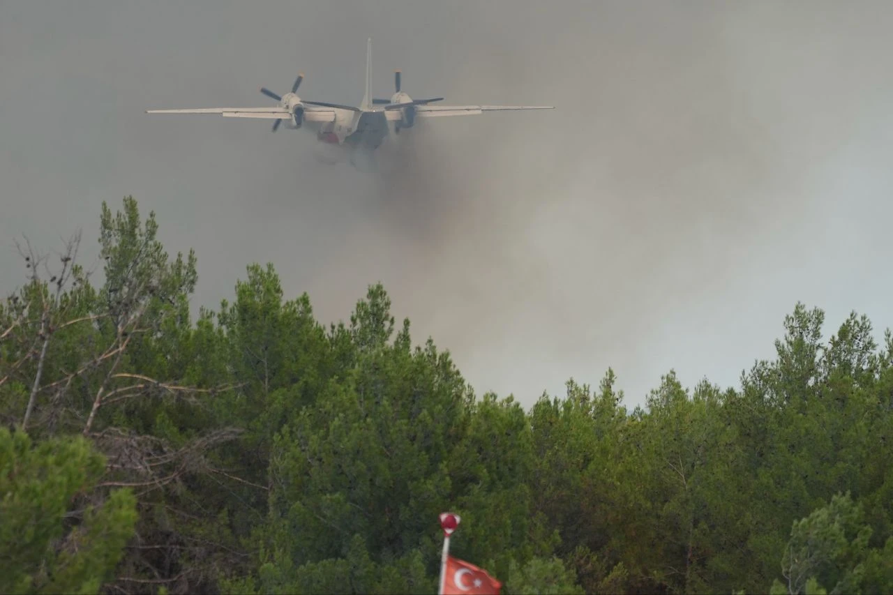 İzmir Gaziemir yangını nedeniyle Adnan Menderes Havalimanı'nda bazı seferler düzenlenemiyor