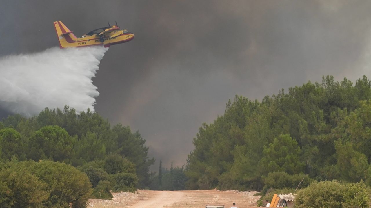 İzmir Gaziemir yangını nedeniyle Adnan Menderes Havalimanı'nda bazı seferler düzenlenemiyor - Aktüel