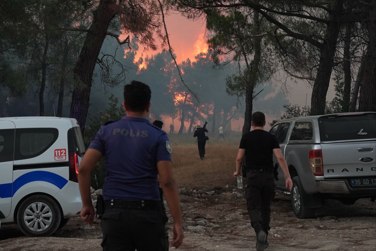 İzmir'de Gaziemir ve Buca'daki yangın 12 saati geçti, yerleşim yerine ulaştı - 3. Resim