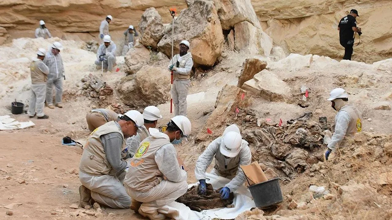 'Katliam kuyusu'ndan binlerce ceset çıktı! Çoğu kadın ve çocuk - 2. Resim