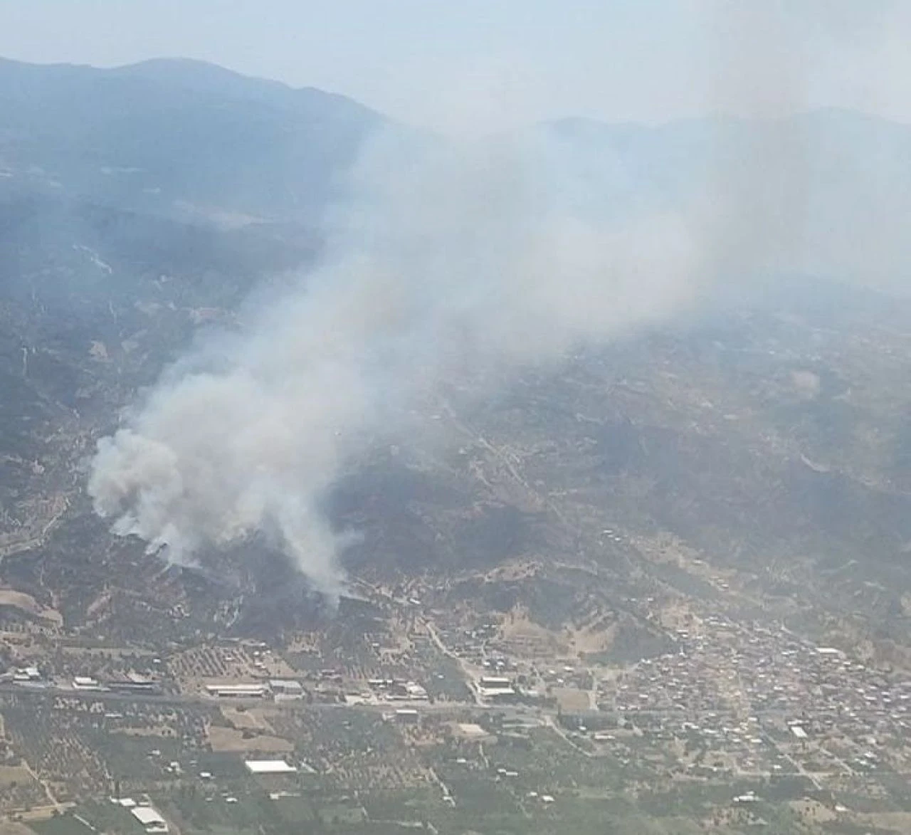 Manisa'da orman yangını: Evler alevler içinde kaldı! Havadan ve karadan müdahale sürüyor