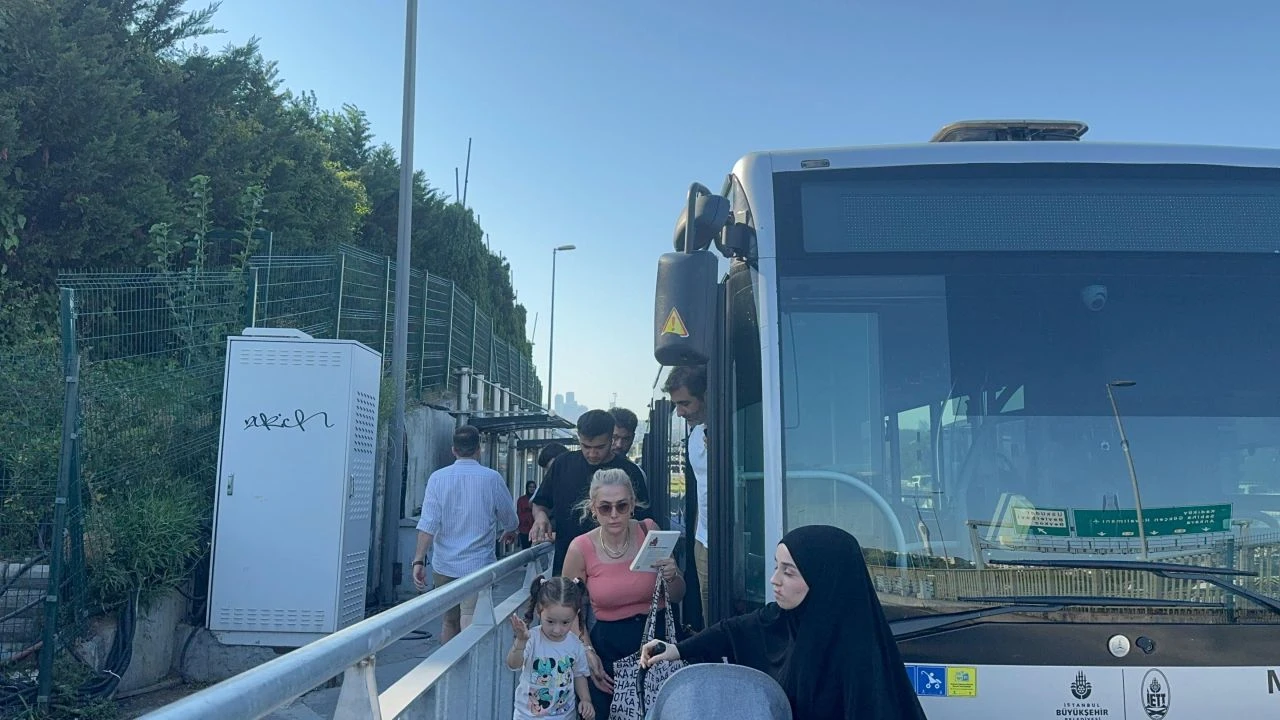 Metrobüs arızalandı yolcular köprü çıkışında indirildi