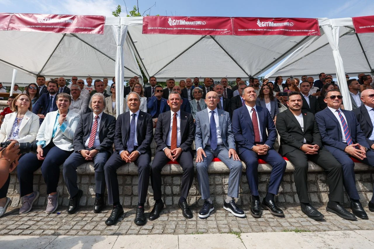 Özgür Özel öğretmenler için 2014 yılındaki kanunu hatırlattı