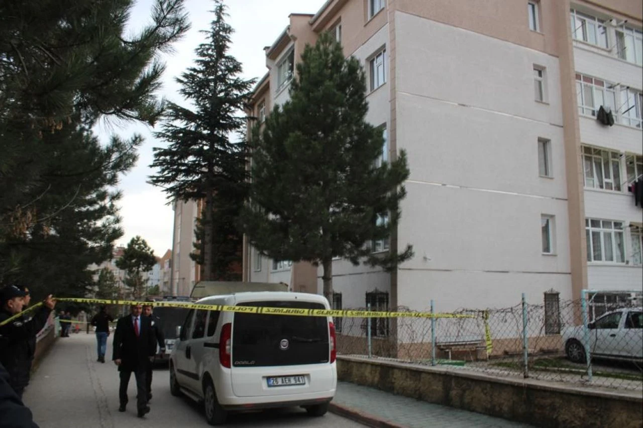 Rus eşini 14 yerinden bıçaklayarak katletti, savunması şoke etti! "Ben onun için 25 yıllık eşimi terk ettim"