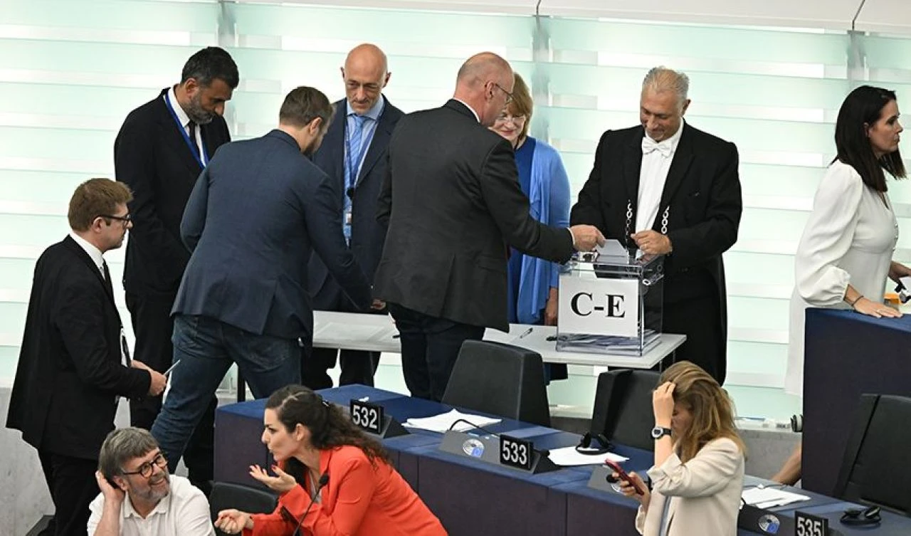 Son dakika! Ursula Von Der Leyen yeniden Avrupa Komisyonu Başkanı seçildi - 2. Resim