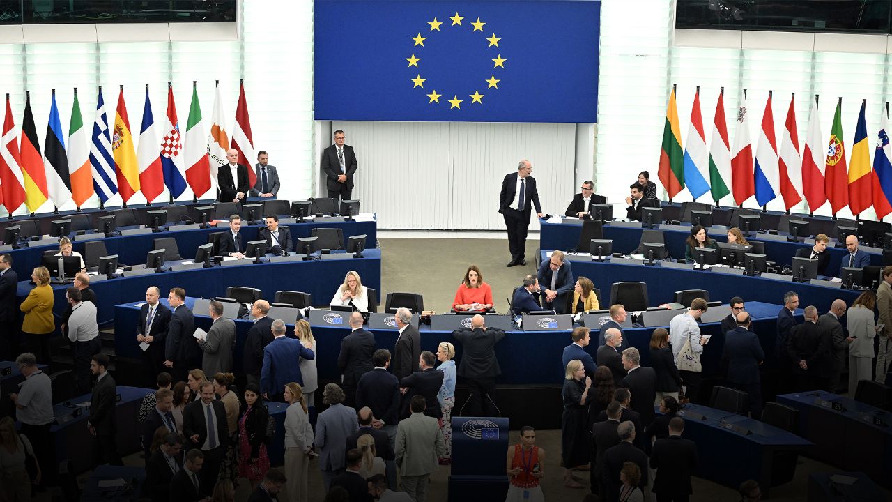 Son dakika! Ursula Von Der Leyen yeniden Avrupa Komisyonu Başkanı seçildi - Dünya