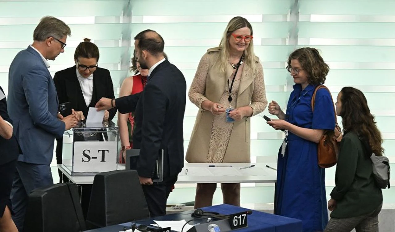 Son dakika! Ursula Von Der Leyen yeniden Avrupa Komisyonu Başkanı seçildi - 1. Resim