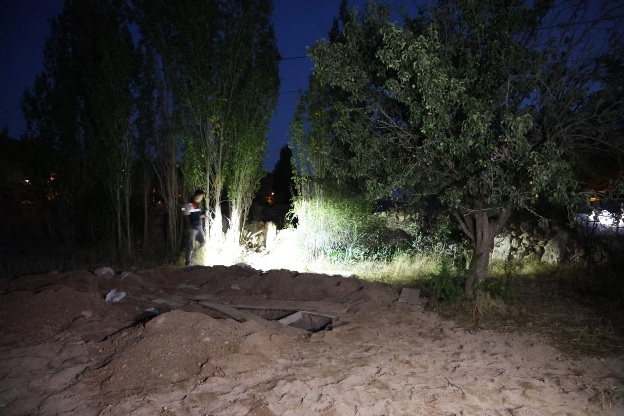 Akıllara durgunluk veren olay! Kiracısını evden çıkarmak için büyü yaptı: Soğan, kemik parçaları, fotoğraflar... - 2. Resim