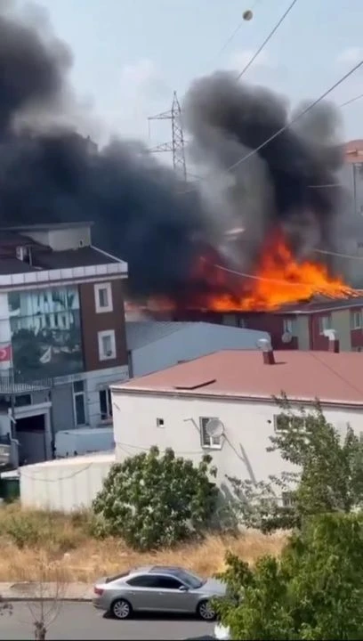 Ataşehir'de yangın korkusu: Alevler trafoyu da patlattı! - 1. Resim