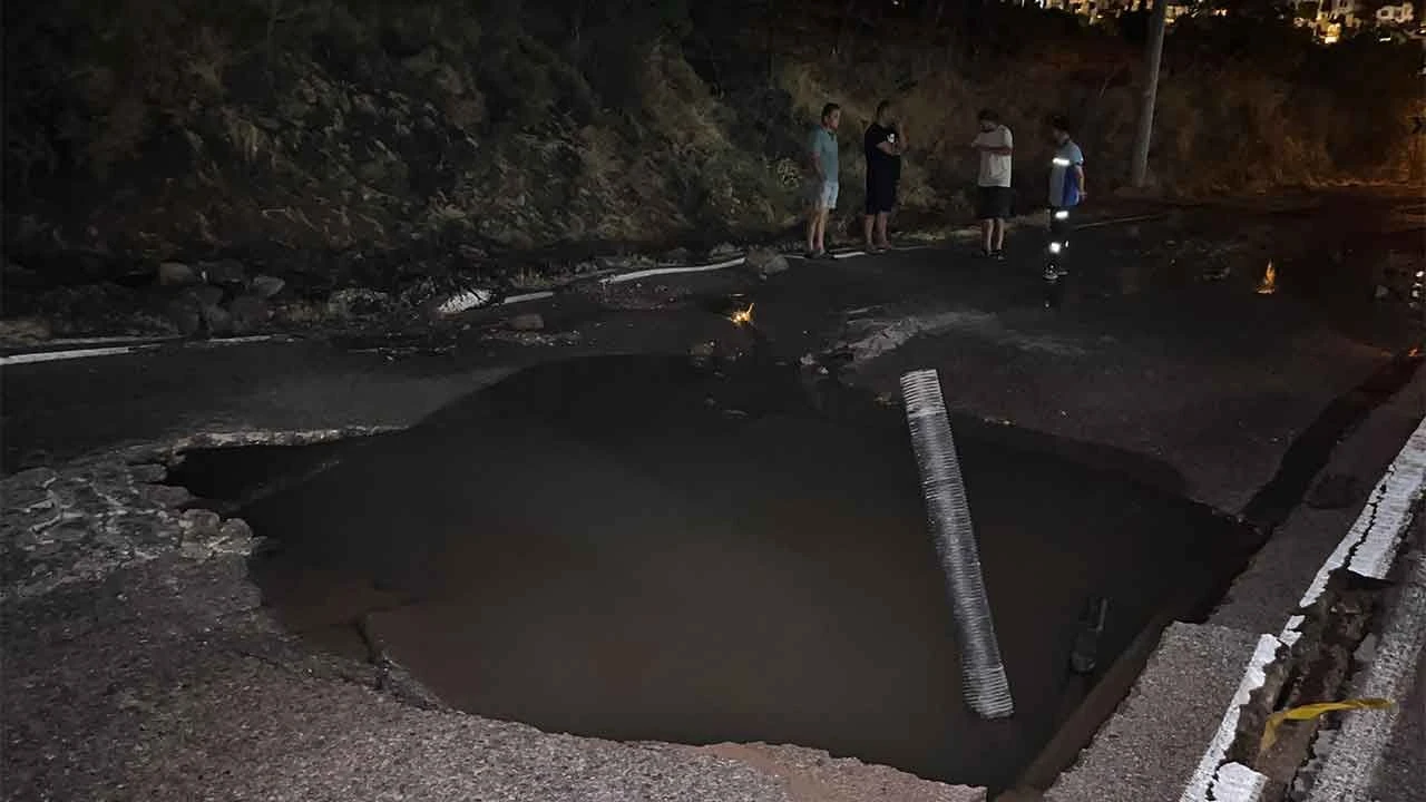 Bodrum'da su hattı bomba gibi patladı, tonlarca su israf oldu - 1. Resim