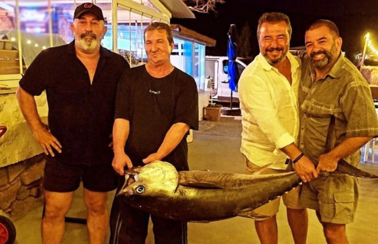 Cem Yılmaz ile Bülent Şakrak balıkçılığa soyundu! 37 kiloluk orkinosu görenler şaştı kaldı