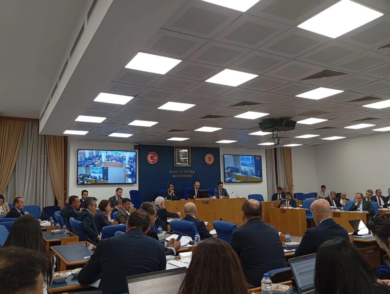 En düşük emekli aylığının düzenlendiği madde komisyonda kabul edildi