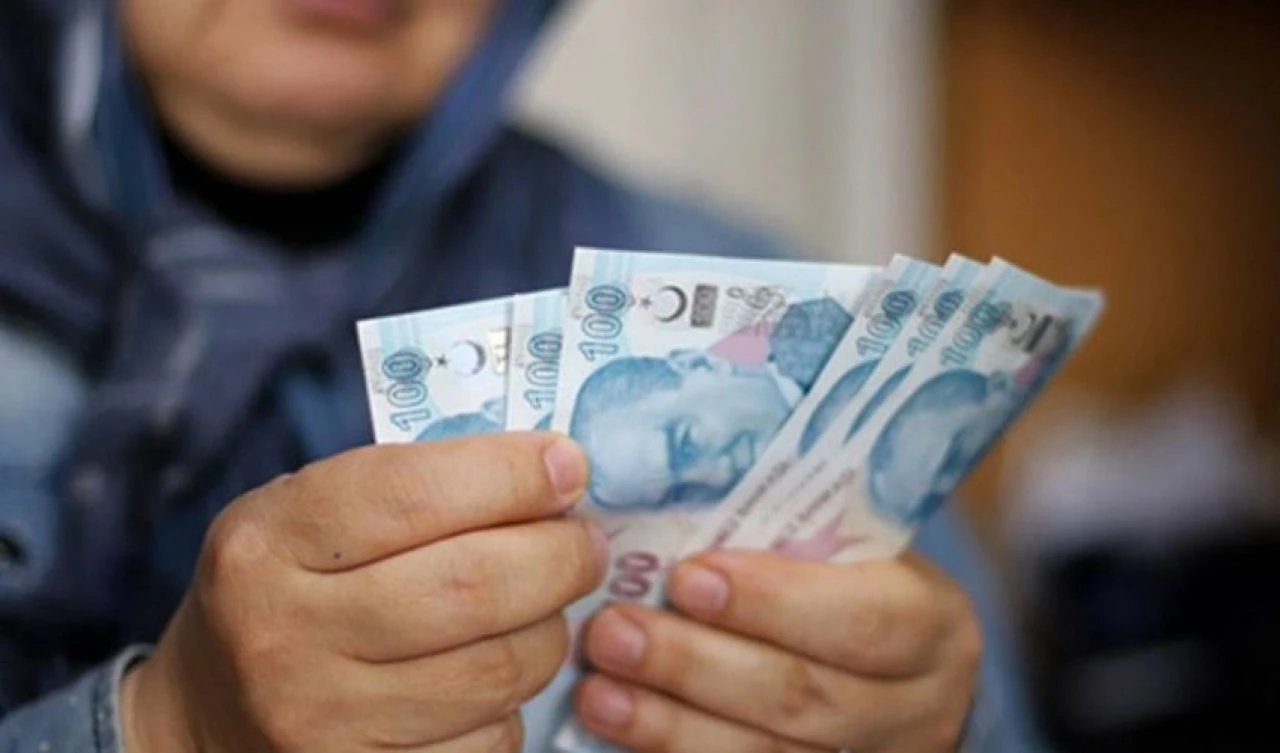 EYT'li ve emekli dikkat! Uzman isim milyonları bekleyen kök aylık riskini açıkladı: Emekli maaşları için senaryo yenilenecek