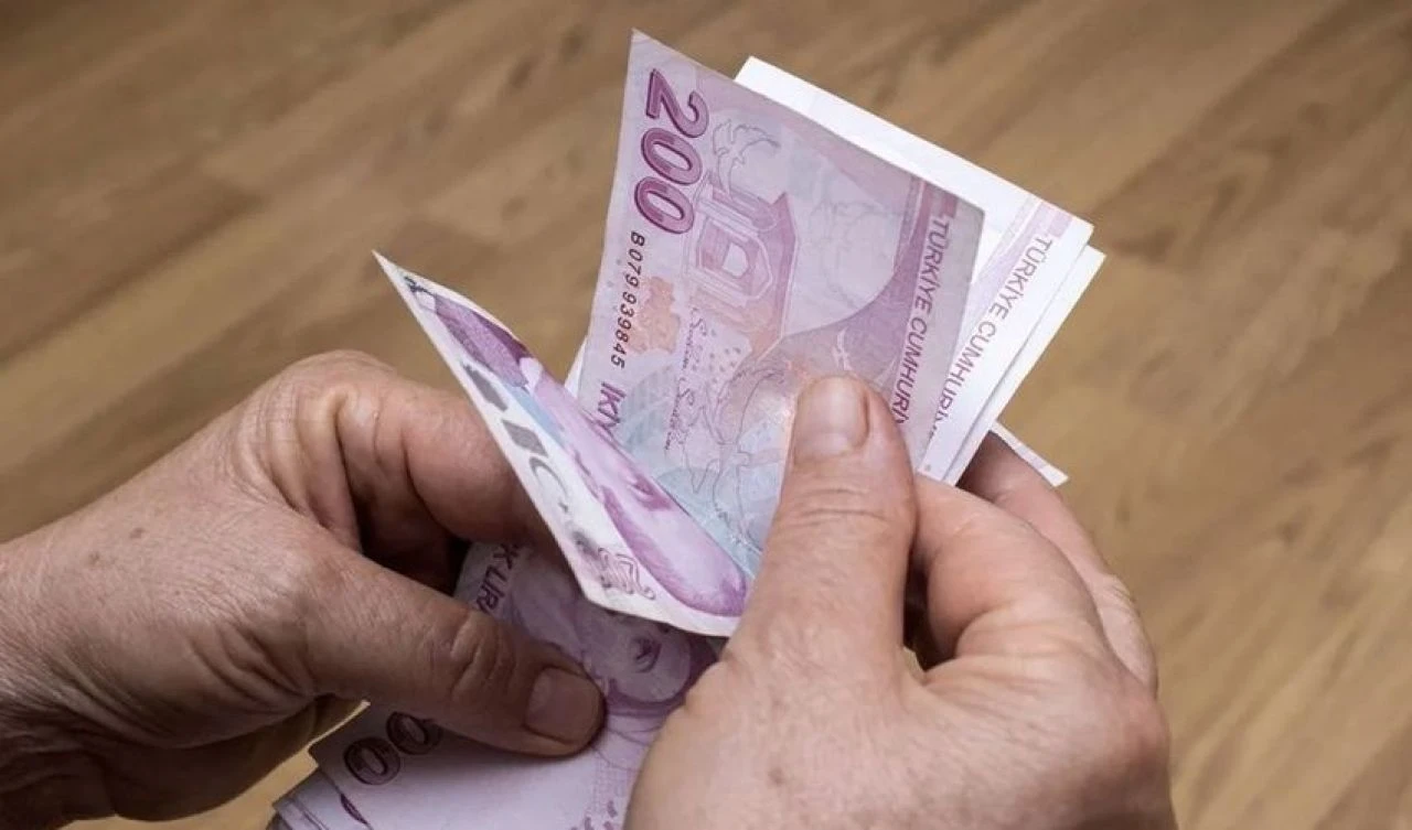 EYT'li ve emekli dikkat! Uzman isim milyonları bekleyen kök aylık riskini açıkladı: Emekli maaşları için senaryo yenilenecek