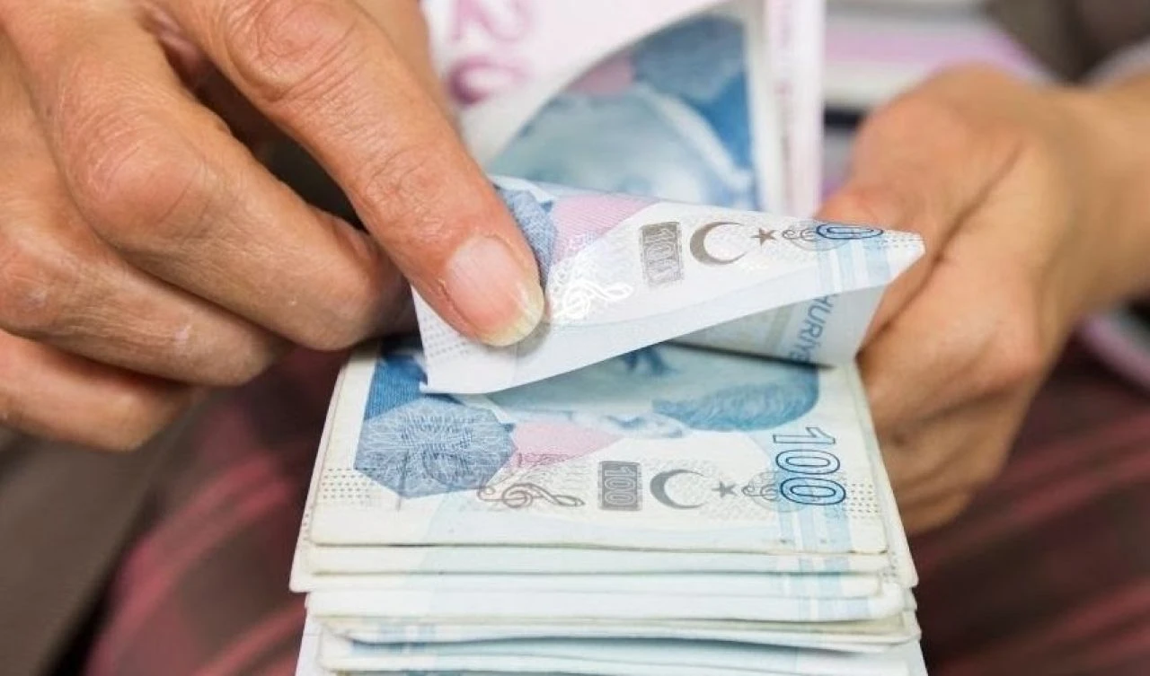 EYT'li ve emekli dikkat! Uzman isim milyonları bekleyen kök aylık riskini açıkladı: Emekli maaşları için senaryo yenilenecek