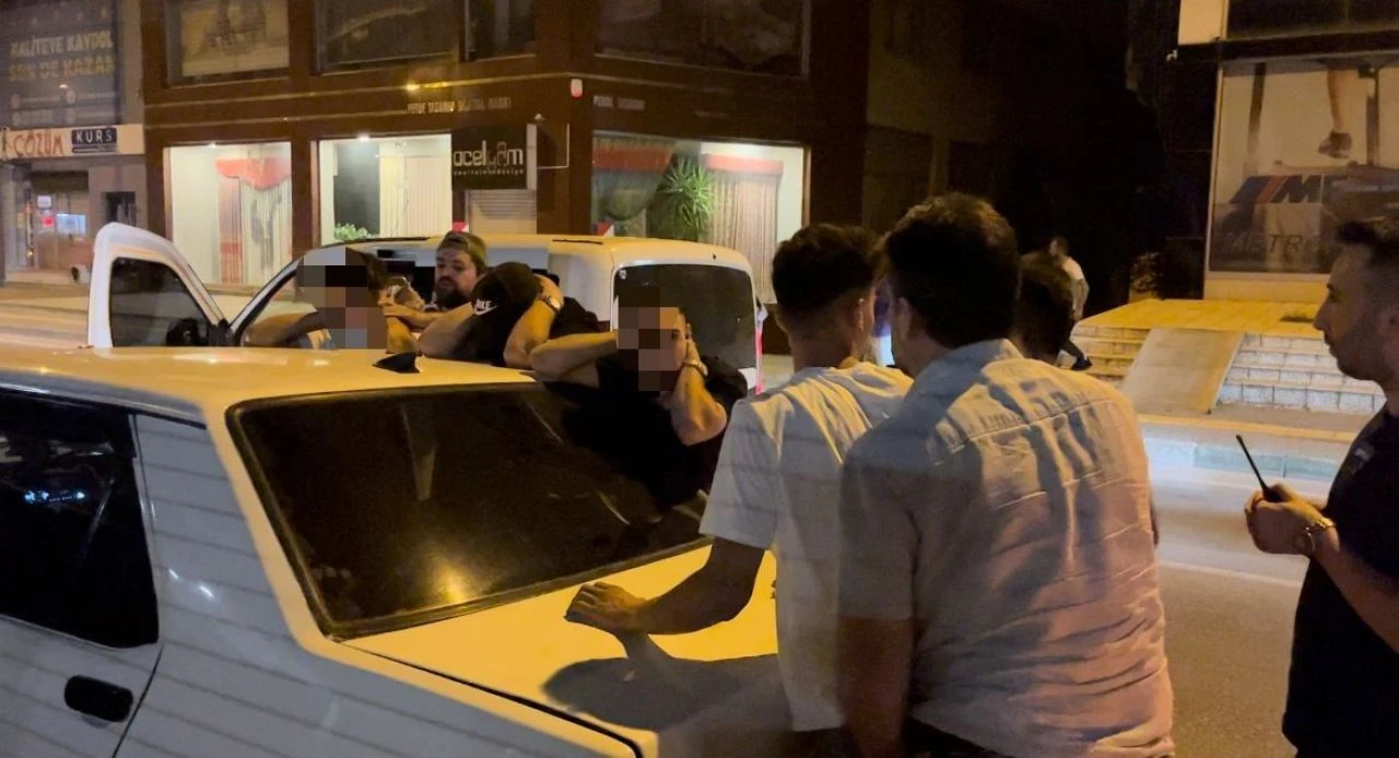 Film sahnesi gibi kovalamaca! Gençlerin yakalanma anı kamerada