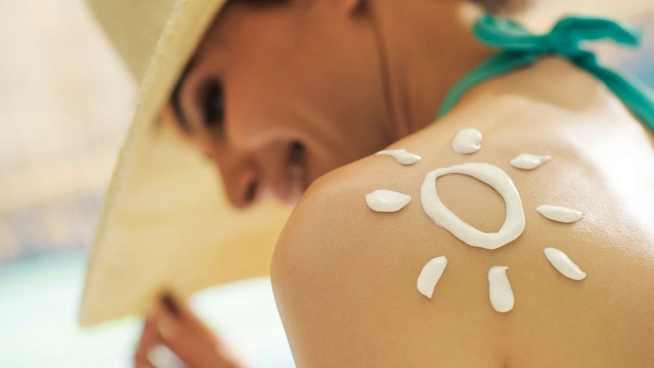 Güneş kremi sürmeden önce bir daha düşünün! Uzmanlar 6 aydan öncesi için uyardı