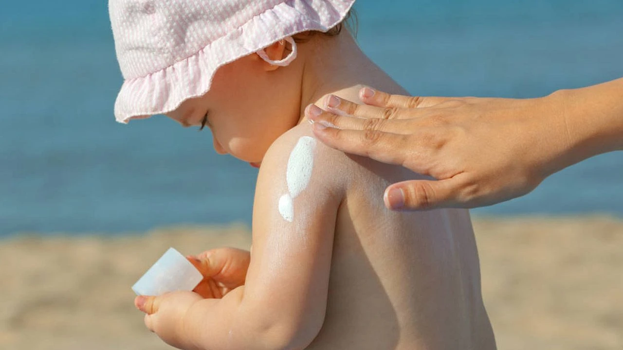 Güneş kremi sürmeden önce bir daha düşünün! Uzmanlar 6 aydan öncesi için uyardı