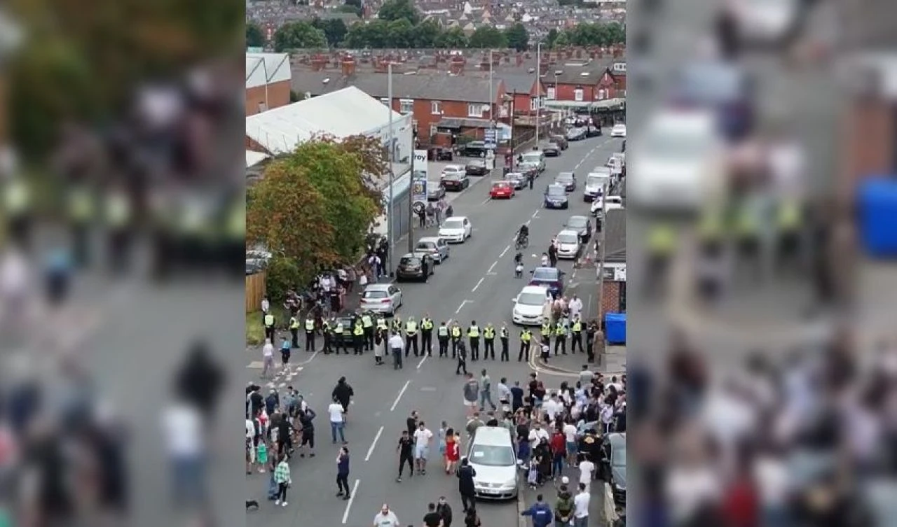 İngiltere savaş alanına döndü! Polis aracını devirdiler, otobüsü ateşe verdiler