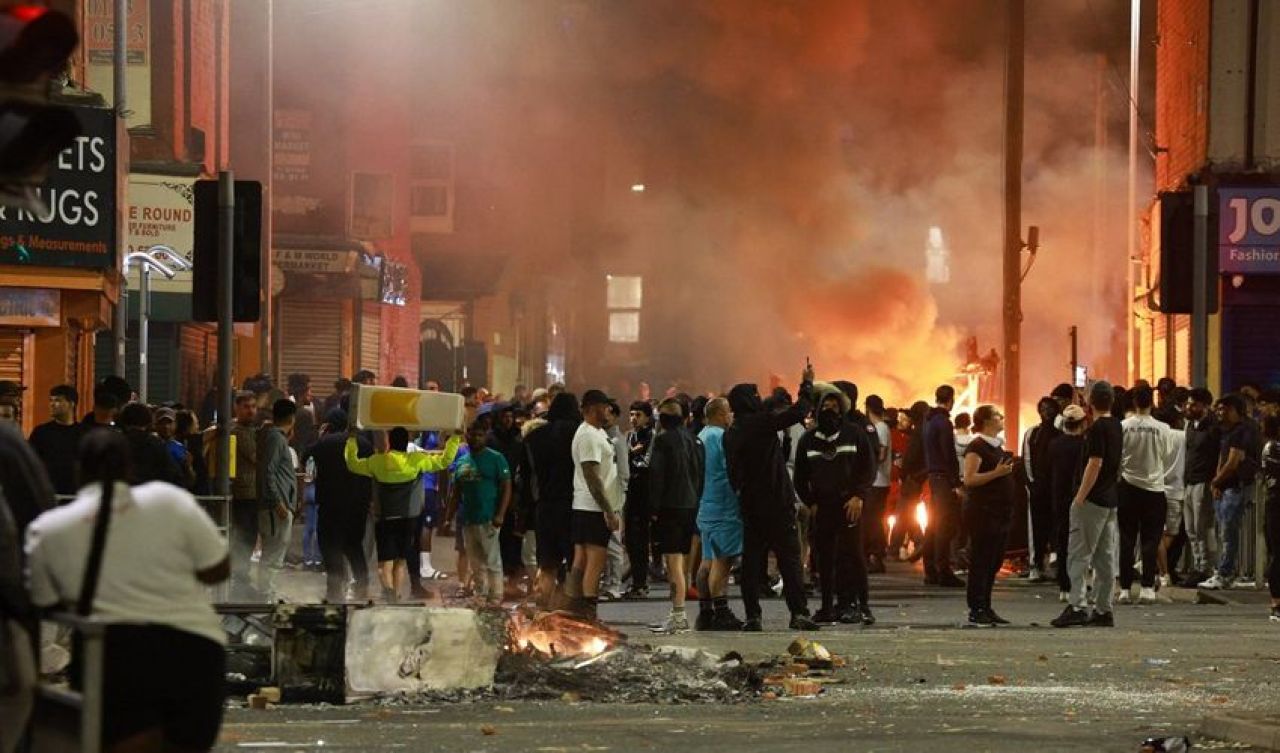 İngiltere savaş alanına döndü! Polis aracını devirdiler, otobüsü ateşe verdiler - 3. Resim