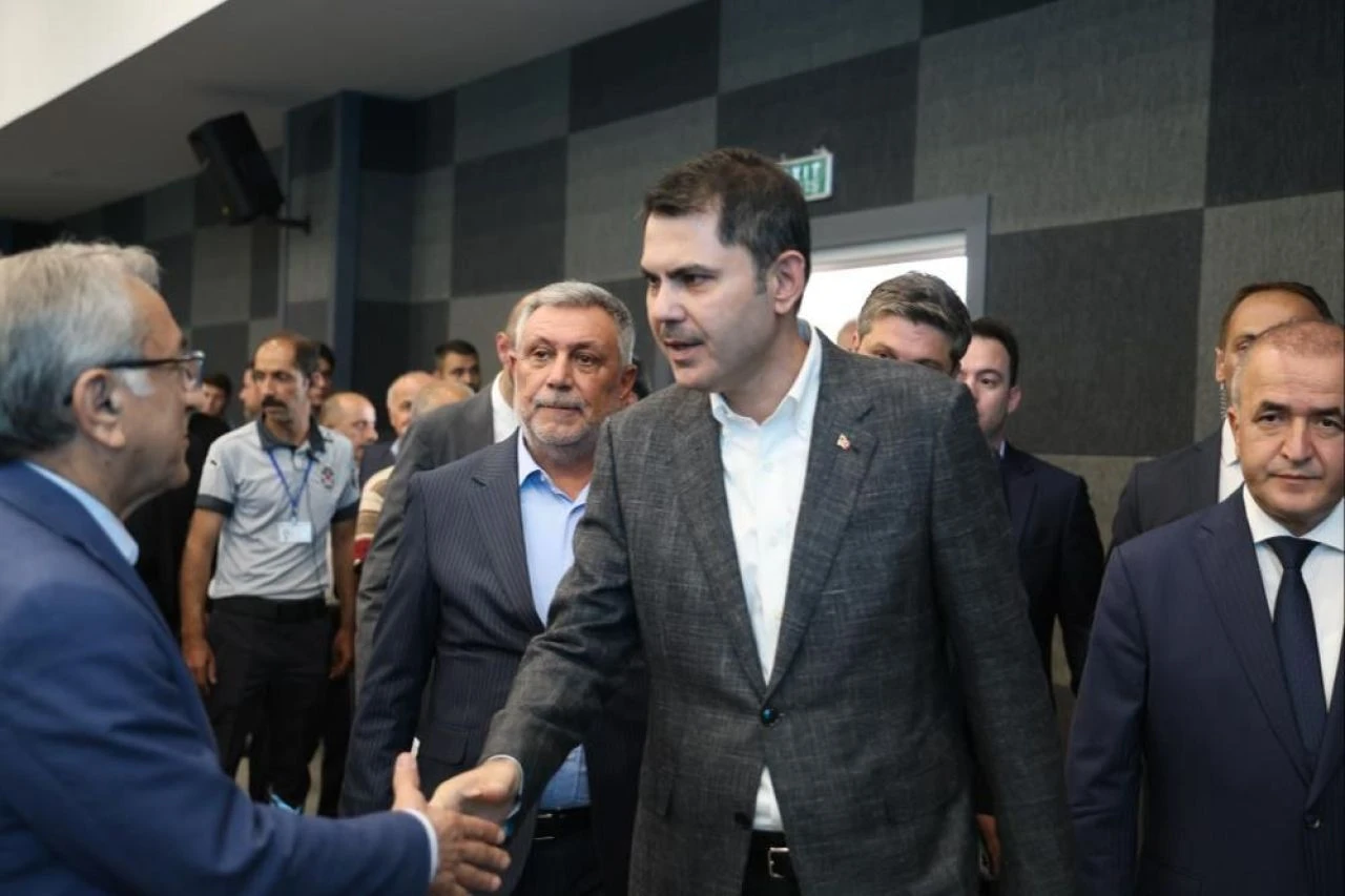 Kurum'dan Özel'e sert tepki: Bu işleri siyasi malzeme yapmak yerine gelip depremzedelere yardım etsin - 2. Resim