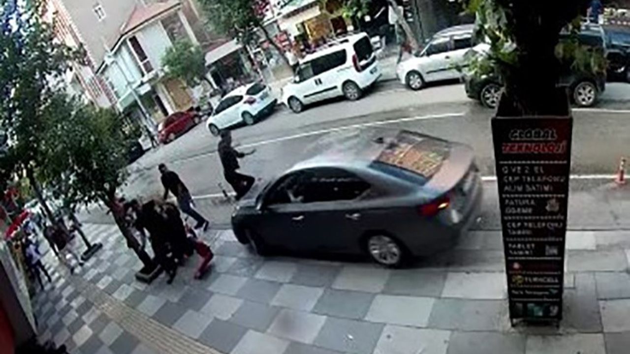 Panik yapan kadın şoför fren yerine gaza bastı! Bir kişi ölümden döndü - Gündem