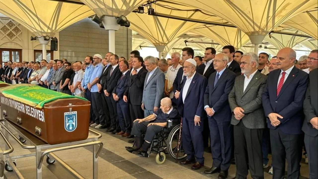 Temel Karamollaoğlu'nun acı günü! Annesi son yolculuğuna uğurlandı