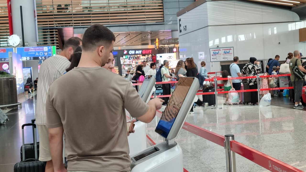 Uçuşlar durdu, sistemler çöktü! İstanbul Havalimanı'nda tedirgin bekleyiş - 1. Resim