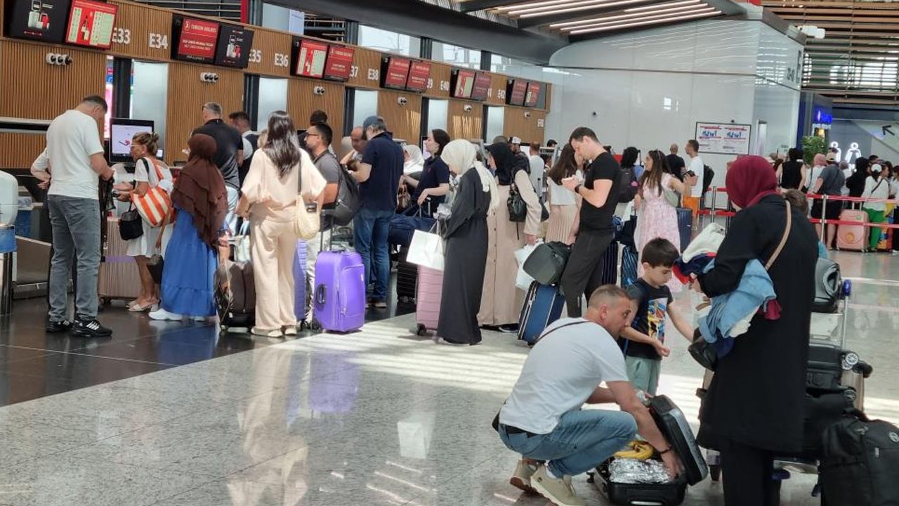 Uçuşlar durdu, sistemler çöktü! İstanbul Havalimanı'nda tedirgin bekleyiş - Gündem