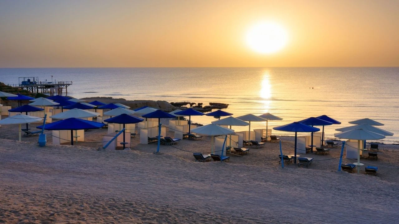 Ünlü tatil beldesinde ilginç ceza! Şezlonga havlu bırakan 9 bin lira ödeyecek - 3. Resim