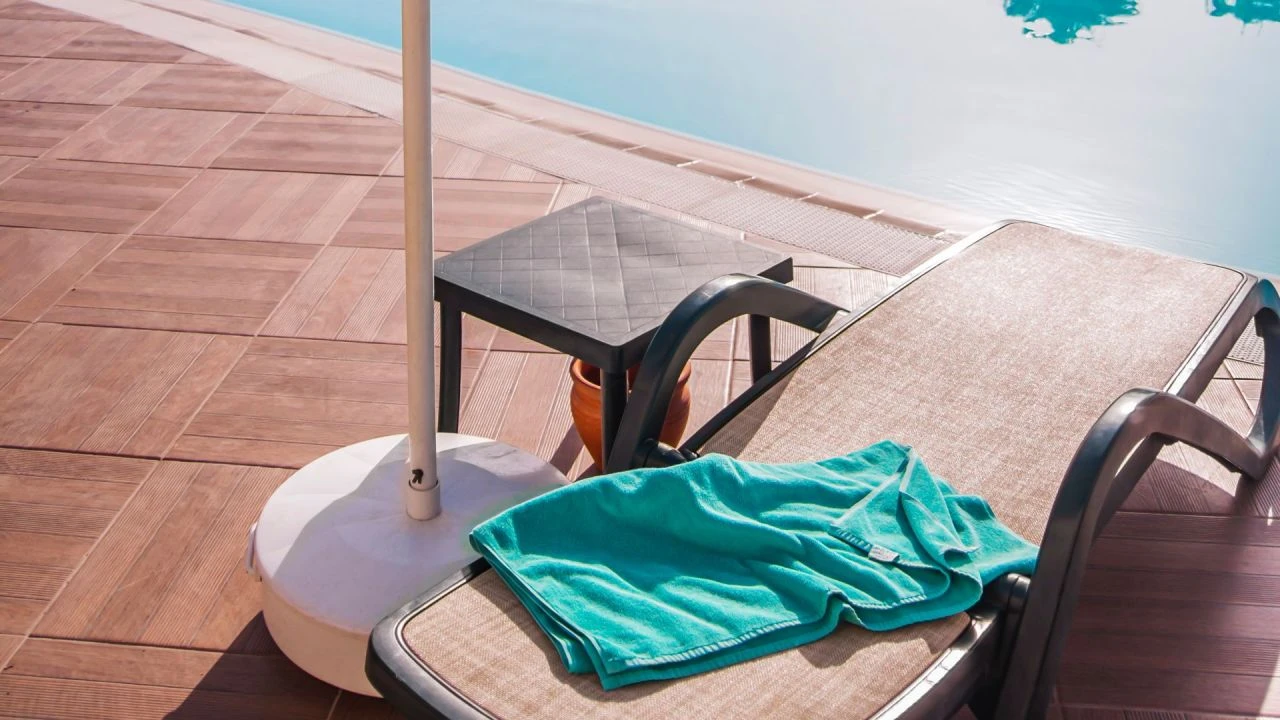 Ünlü tatil beldesinde ilginç ceza! Şezlonga havlu bırakan 9 bin lira ödeyecek - 4. Resim