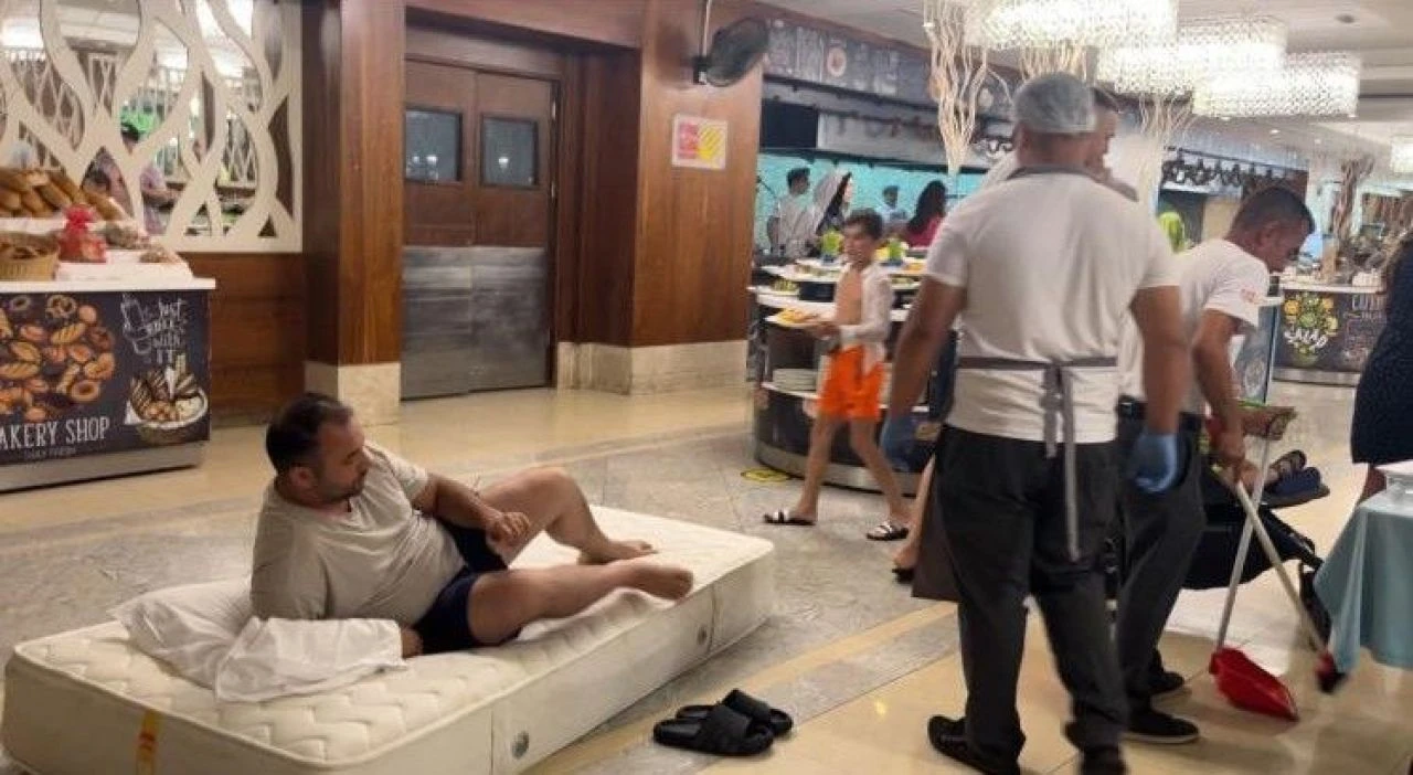 5 yıldızlı oteldeki ilginç protestoya yönetimden açıklama! Yatağını otelin mutfağına serip yatmıştı - 1. Resim