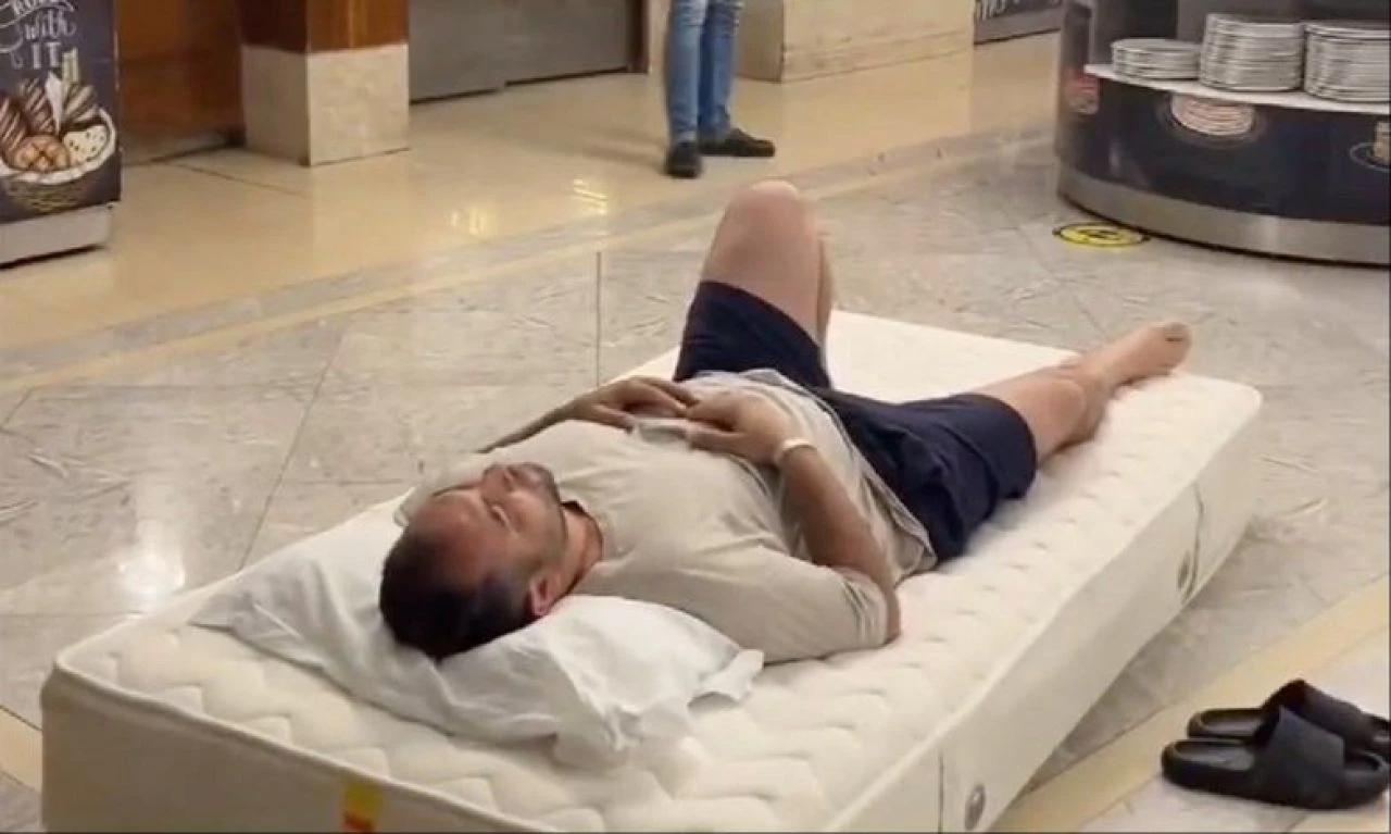 5 yıldızlı oteldeki ilginç protestoya yönetimden açıklama! Yatağını otelin mutfağına serip yatmıştı - 3. Resim