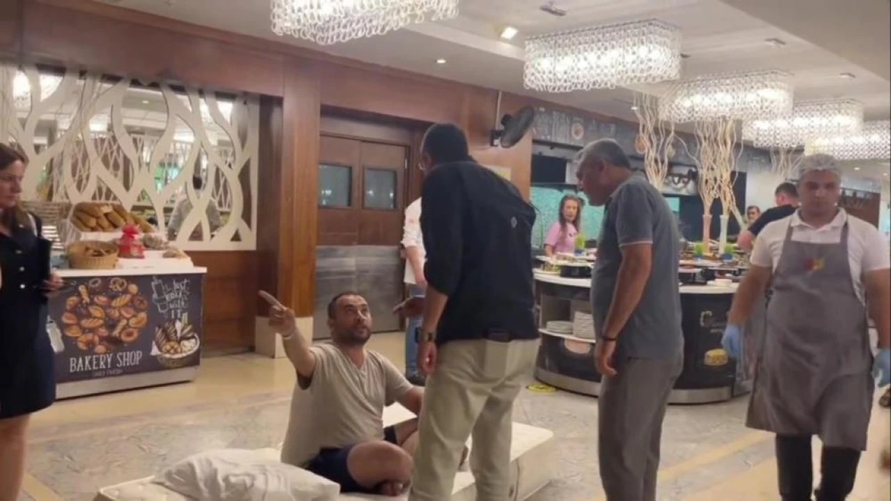 5 yıldızlı oteldeki ilginç protestoya yönetimden açıklama! Yatağını otelin mutfağına serip yatmıştı - 2. Resim