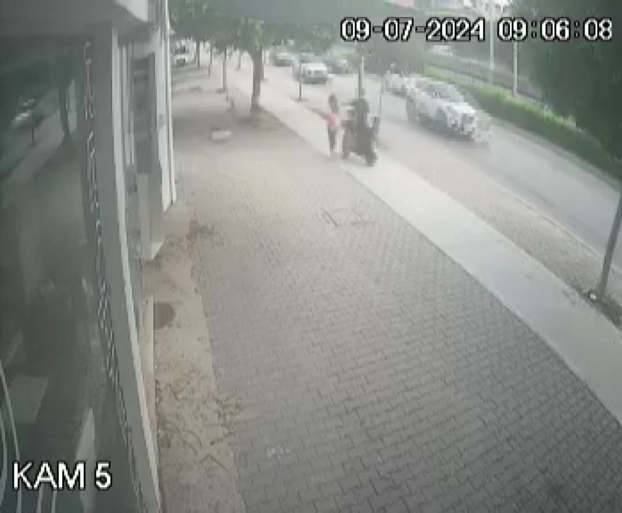 Adana'da 10 yaşındaki kız çocuğunun elindeki telefonu çaldılar! O anlar güvenlik kamerasında - 1. Resim